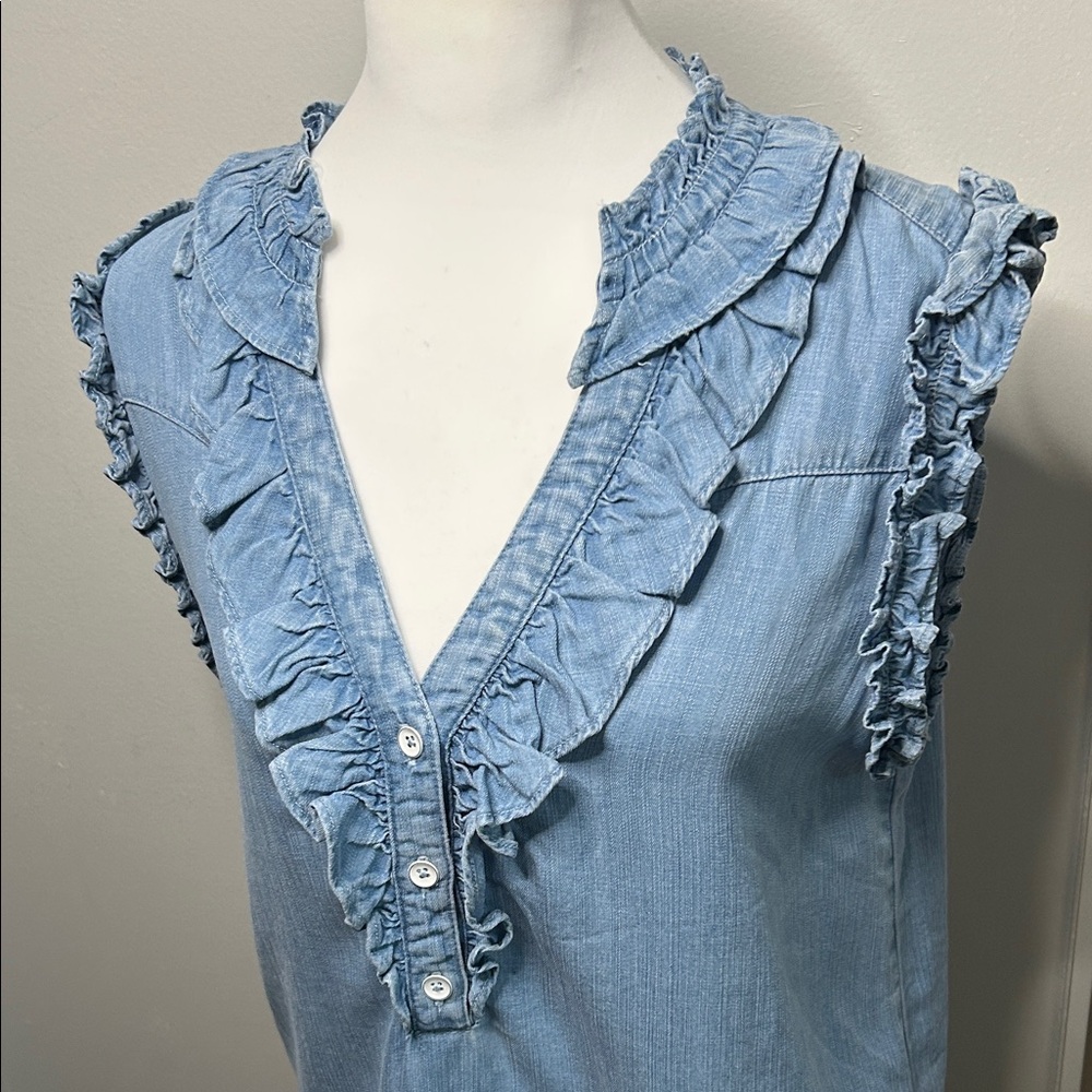 Wit & Wisdom New Light Blue Chambray Ruffled V-Cut Sleeveless Denim-Style Top - Picture 3 of 10